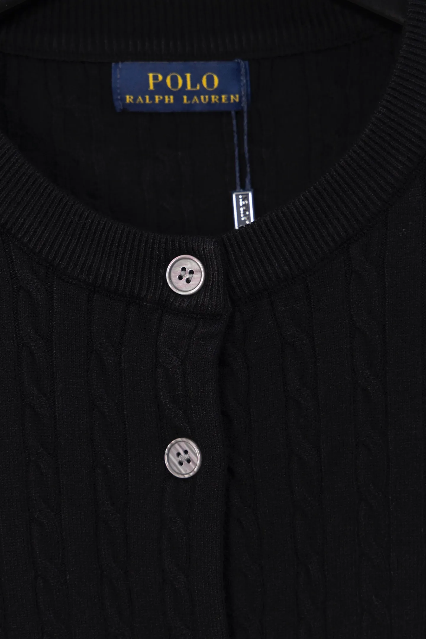 P170 Ralph Lauren Classic Round Neck Solid Color Pony Embroidered Logo Knitted Cardigan Long Sleeve Ralph Lauren Classic Basic Versatile Twist Knitted Cardigan Long Sleeve Main supply platform live broadcast Wholesale entity Replenish when out of stock Not removed from the shelves Quality 1:1 patterning Complete three standards Correct version of pony logo Imported quality cotton yarn Focus on high-end Cost-effective Good quality Needless to say Zhao Lusi's same style is really amazing, so sweet I'm so beautiful. This cardigan is really good-looking. It's simple and easy to wear. It's a must-have for goddess ootd. Good-looking clothes are never picky. A must-have in the wardrobe of goddesses. Size: S-XL. Color: black, apricot, gray, navy, red, white.